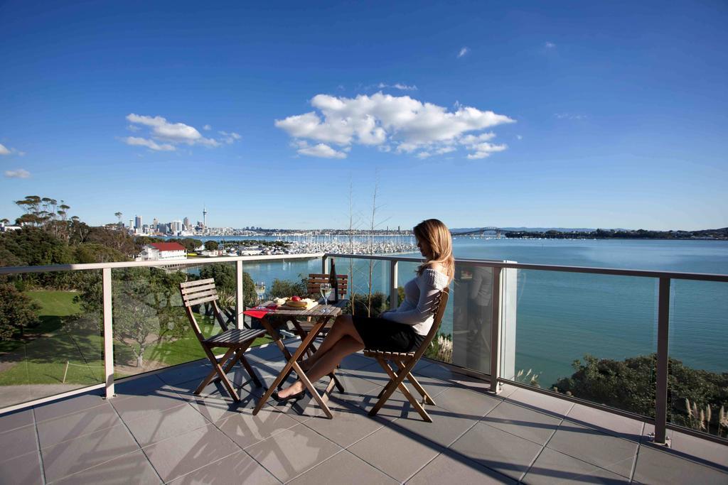Vr Takapuna Auckland Ngoại thất bức ảnh A balcony in Auckland, New Zealand