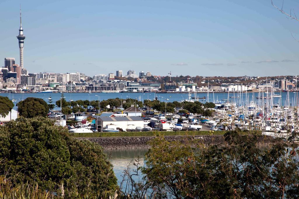 Vr Takapuna Auckland Ngoại thất bức ảnh View of the Auckland waterfront from the suburb of Albany