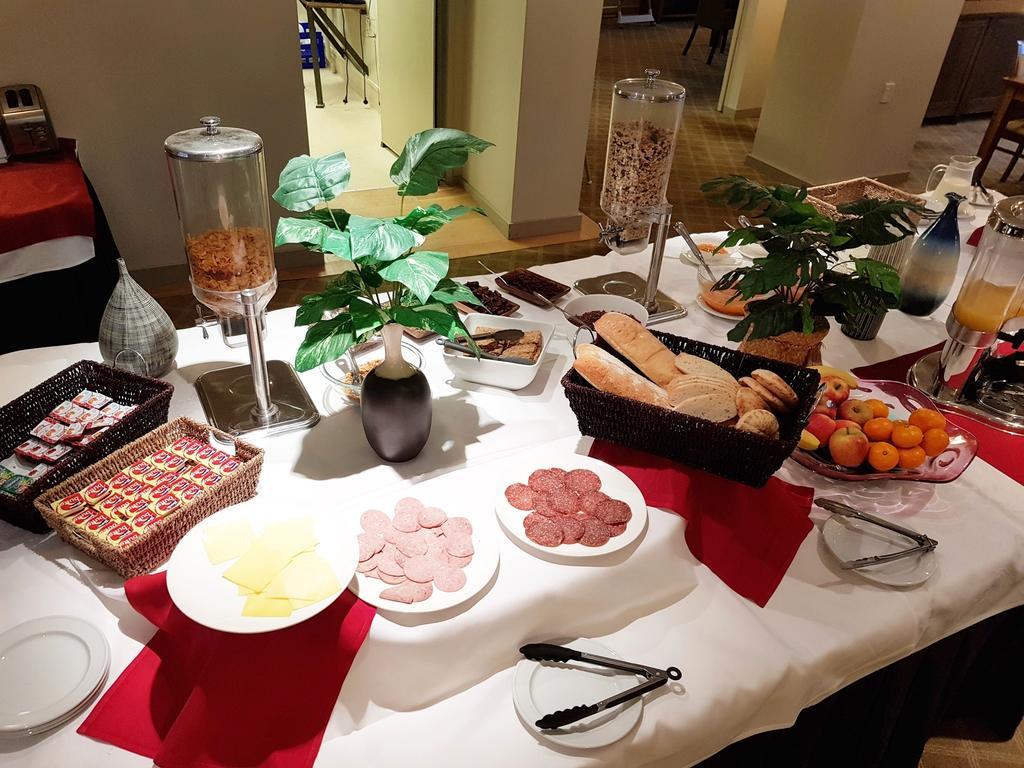 Vr Takapuna Auckland Ngoại thất bức ảnh A buffet at a hotel